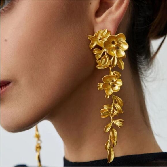 Zara Jewelry - Flower drop earrings N415